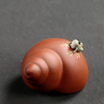 Tea pet met kikker en spiraal van paarse klei