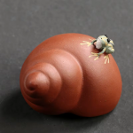 Tea pet met kikker en spiraal van paarse klei