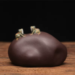 Tea pet met kikkers van paarse klei
