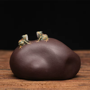 Tea pet met kikkers van paarse klei