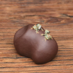 Tea pet met kikkers van paarse klei