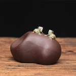 Tea pet met kikkers van paarse klei