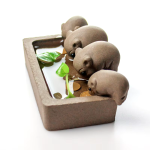 Tea pet met vier varkentjes van paarse klei