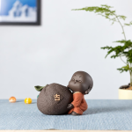 Tea pet monnik van paarse klei — 10 × 7,6 cm