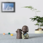 Tea pet monnik van paarse klei — 7,5 × 7,6 cm