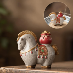 Tea pet paard van thermogevoelige hars — Rood geknoopt accessoire
