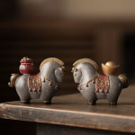 Tea pet paard van thermogevoelige hars — Rood geknoopt en okerkleurig accessoire