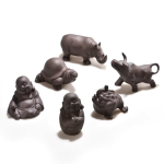 Tea pet van aardewerk met reliëfsculpturen
