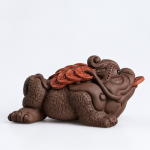 Tea pet van aardewerk met reliëfsculpturen — Beeldje met gekrulde kam