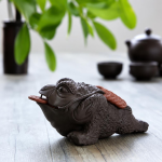 Tea pet van aardewerk met reliëfsculpturen — Beeldje met knobbelige kop