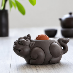 Tea pet van aardewerk met reliëfsculpturen — Dier met knobbelige kam