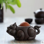 Tea pet van aardewerk met reliëfsculpturen — Dier met spitse hoorn