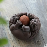 Tea pet van aardewerk met reliëfsculpturen — Dieren rond een rode bol