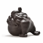 Tea pet van aardewerk met reliëfsculpturen — Zittend met gebeeldhouwd voorhoofd