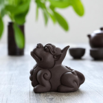 Tea pet van aardewerk met reliëfsculpturen — Zittend met rechtopstaande oren