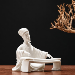 Tea pet van keramiek met figuur in lang gewaad