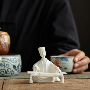 Tea pet van keramiek met figuur in lang gewaad