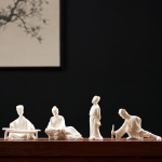 Tea pet van keramiek met figuur in lang gewaad