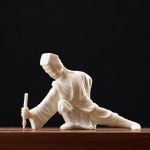 Tea pet van keramiek met figuur in lang gewaad