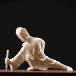 Tea pet van keramiek met figuur in lang gewaad — 11 × 7,6 × 7,2 cm