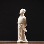 Tea pet van keramiek met figuur in lang gewaad — 3,2 × 3,5 × 10 cm