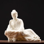 Tea pet van keramiek met figuur in lang gewaad — 8,9 × 6,2 × 7,8 cm