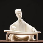 Tea pet van keramiek met figuur in lang gewaad — 8,9 × 6,2 × 8 cm