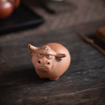 Tea pet van paarse klei, handgemaakt