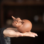 Tea pet van paarse klei, handgemaakt