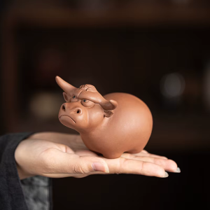 Tea pet van paarse klei, handgemaakt