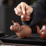 Tea pet van paarse klei, handgemaakt