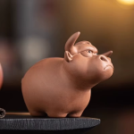 Tea pet van paarse klei, handgemaakt