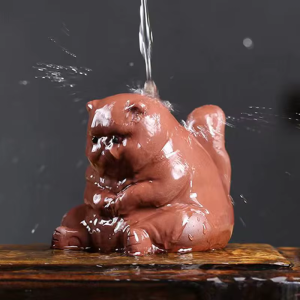 Tea pet van paarse klei in kattenvorm