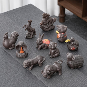 Tea pet van paarse klei met dierenfiguren