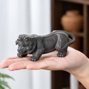 Tea pet van paarse klei met dierenfiguren