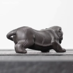Tea pet van paarse klei met dierenfiguren