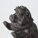 Tea pet van paarse klei met dierenfiguren