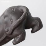 Tea pet van paarse klei met dierenfiguren