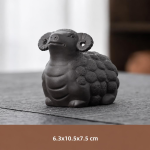 Tea pet van paarse klei met dierenfiguren — Schaap