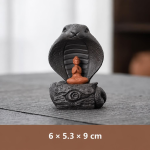 Tea pet van paarse klei met dierenfiguren — Slang en personage