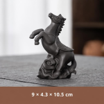 Tea pet van paarse klei met dierenfiguren — Steigerend paard