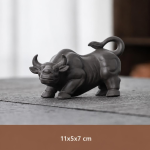 Tea pet van paarse klei met dierenfiguren — Stier