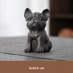 Tea pet van paarse klei met dierenfiguren — Zittende hond
