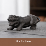 Tea pet van paarse klei met dierenfiguren — Zittende kat