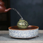 Tea pet van paarse klei met waterstraal