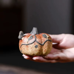 Tea pet van paarse klei met waterstraal