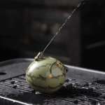 Tea pet van paarse klei met waterstraal — Ronde lichtgroene gemarmerde kalebas