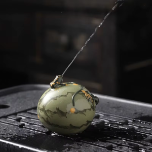 Tea pet van paarse klei met waterstraal — Ronde lichtgroene gemarmerde kalebas
