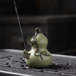 Tea pet van paarse klei met waterstraal — Saliegroene kalebas