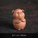 Tea pet-varken uit de Chinese dierenriem van aardewerk — Pootjes op de borst